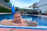 Zpěvák Petr Kolář relaxuje u bazénu v Relaxcentru Lišov